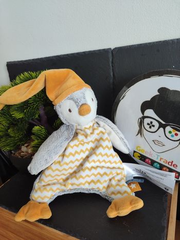 doudou pingouin manchot tao tape à l'oeil gris blanc jaune moutarde orange 3190