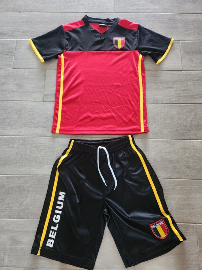 Ensemble short et maillot de doot Belgium neuf 10 ans rouge jaune et noir