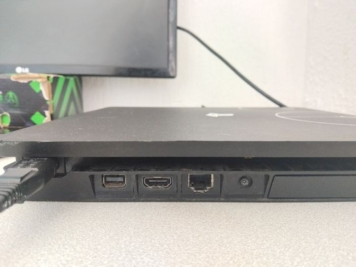 Ps4 slim custom plus une ps3 sans manette - photo numéro 2
