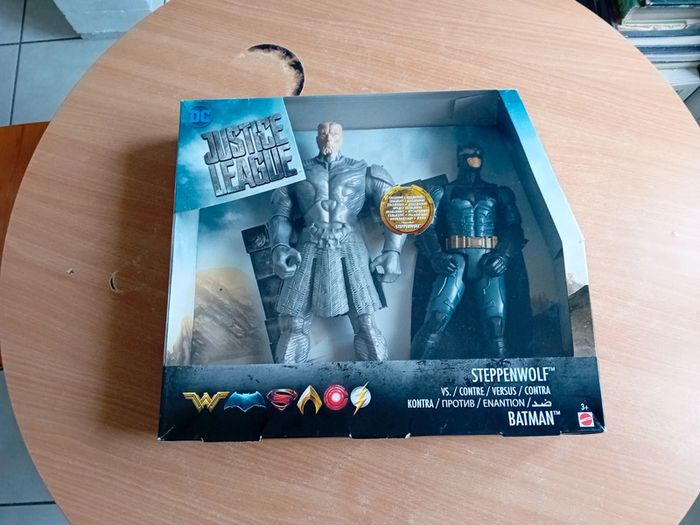 Figurines Steppenwolf et Batman (et la boîte)