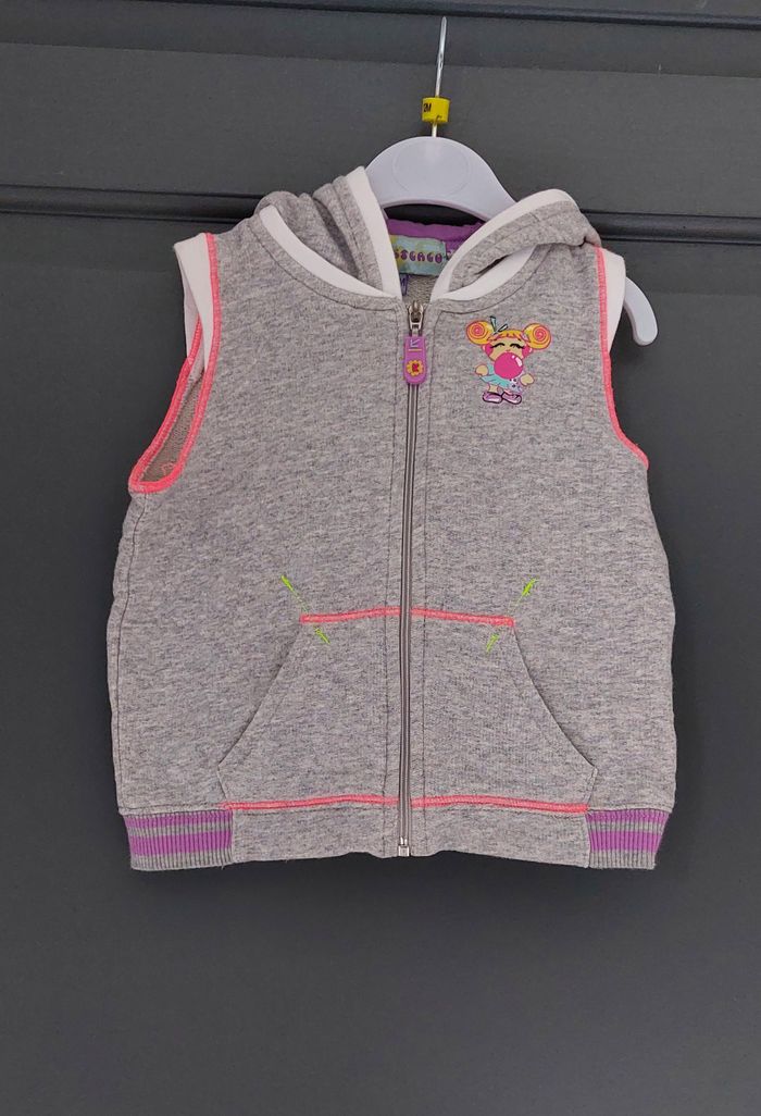 Veste/ gilet avec capuche en bon état - 23 mois