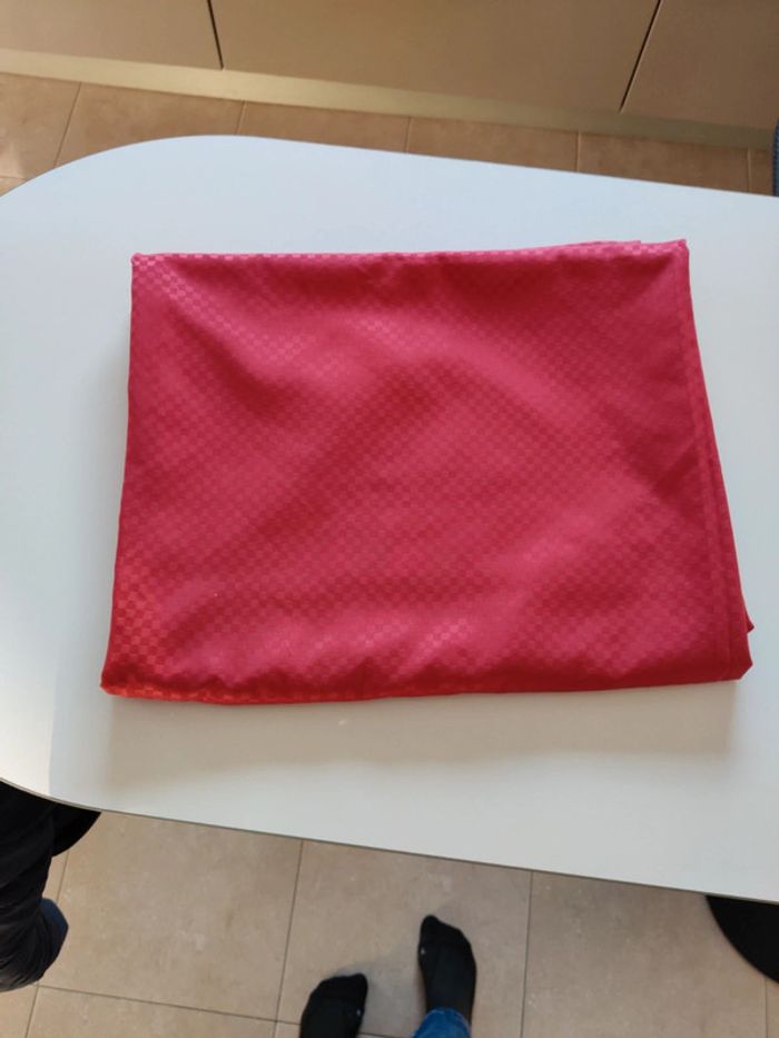 Nappe rouge et serviettes