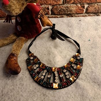 Collier avec plastron strass multicolore ruban noir