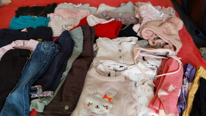 1 lot de 21 vêtements fille 2 ans