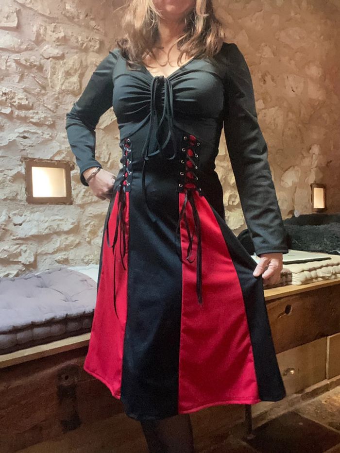 Jolie robe noire et rouge, manches longues. - photo numéro 3