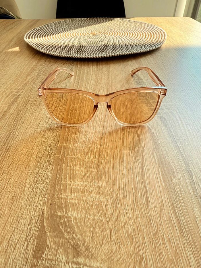 Lunette de soleil transparente orangée