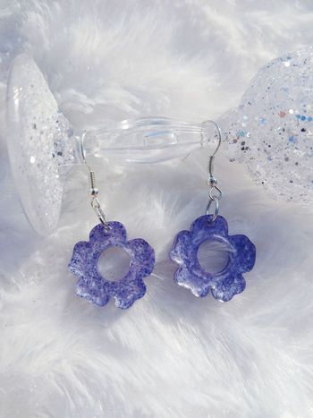 Boucles d'oreilles fleurs mauves pailleté 