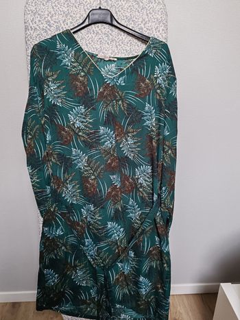 Robe verte avec motif feuillage et des liserais doré