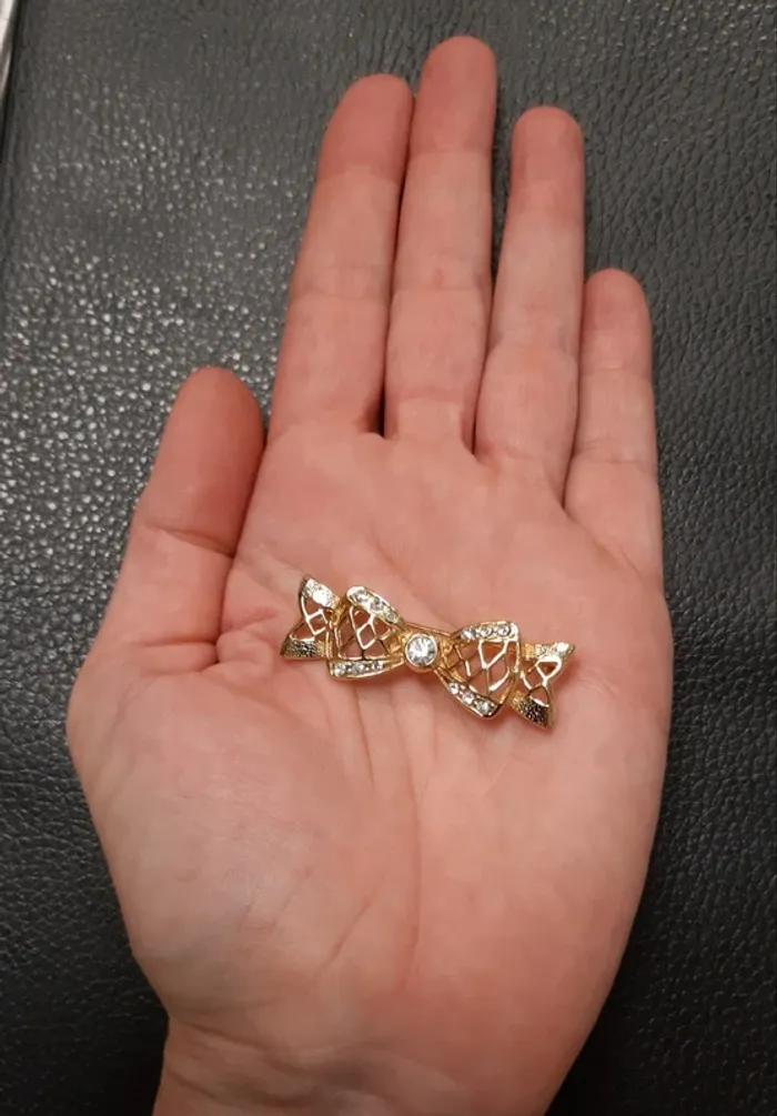 Très belle broche en metal doré et strass en forme de noeud - photo numéro 4