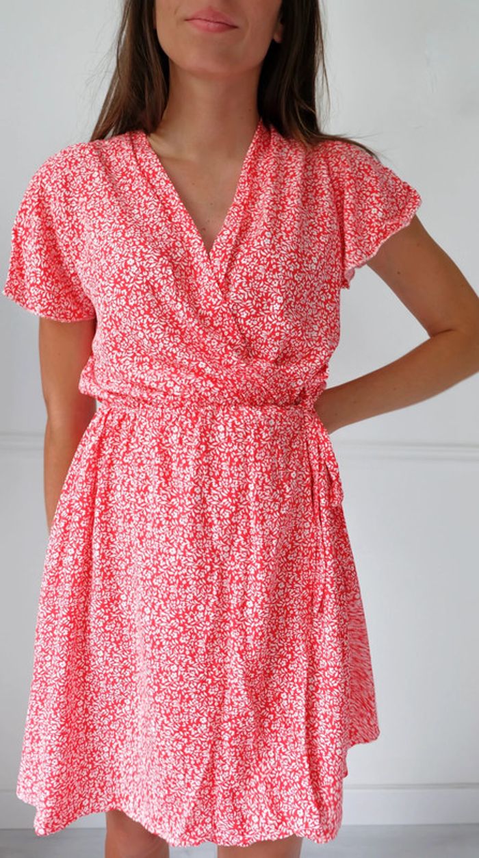 🌟 Robe rouge et blanche à fleurs - photo numéro 5