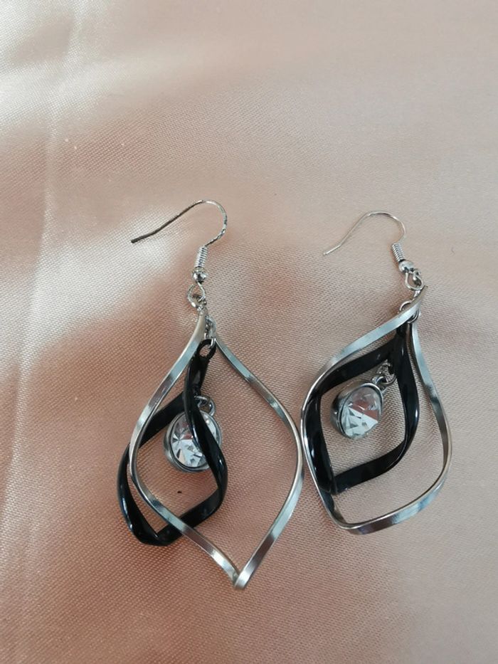 Boucles d'oreilles. Noir. Argenté. - photo numéro 3