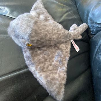 Doudou peluche raie aurora grise et blanche 25cm