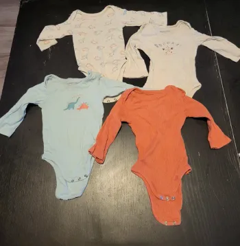 Lot de 4 bodies 6 mois