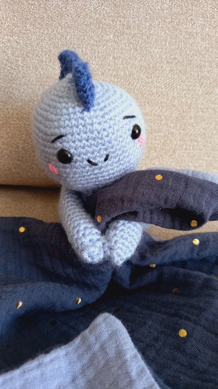 Doudou plat peluche dinosaure amigurumi au crochet bleu - photo numéro 3