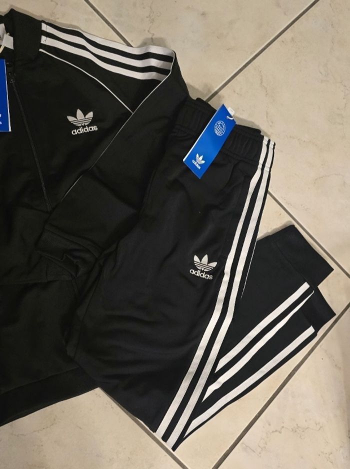 Neuf (non porté)🏷🥰🤩 survetement ADIDAS taille 10/11 ans unisex (ferme)🤩🥰 - photo numéro 2