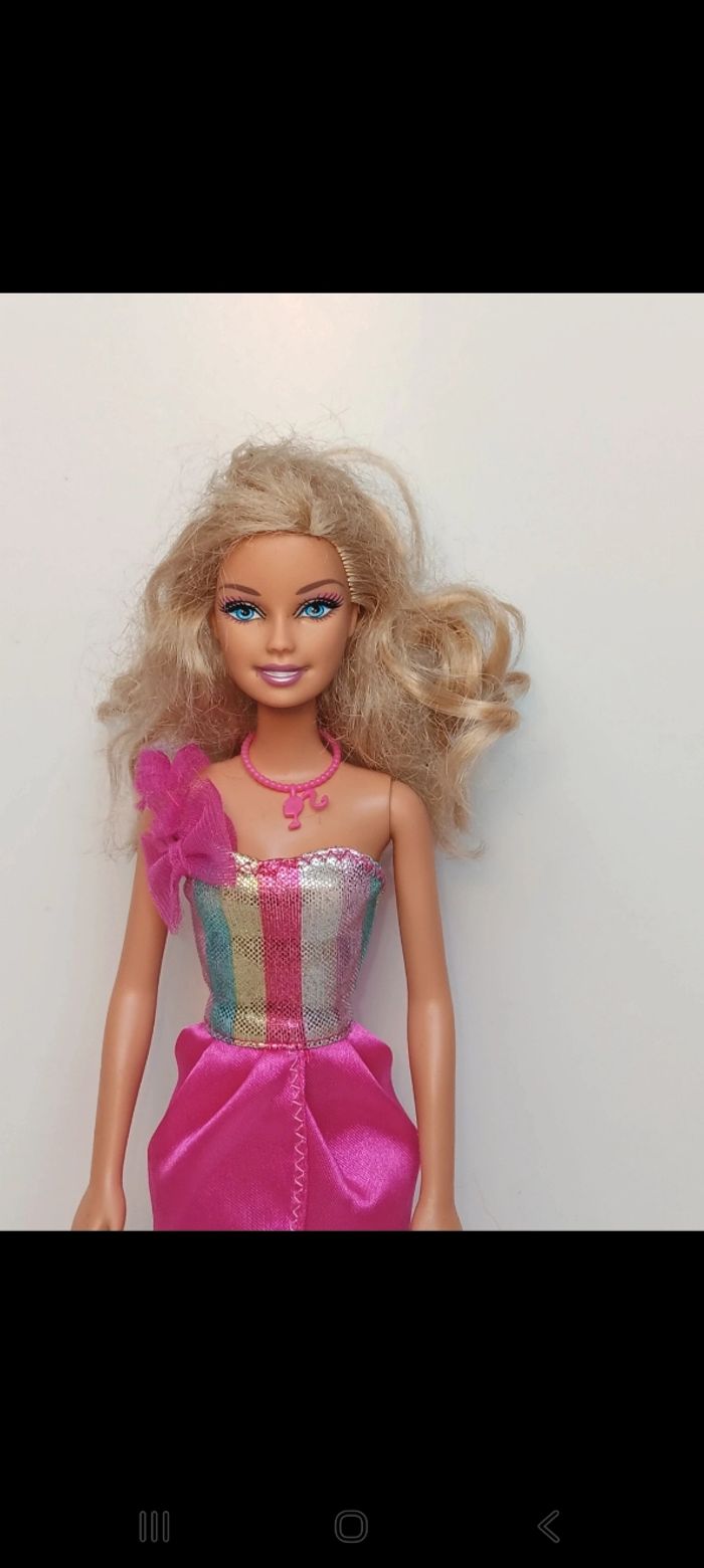 Poupée mattel barbie ensemble rose arc-en-ciel fashion 
Poupée et ensemble compris - photo numéro 2