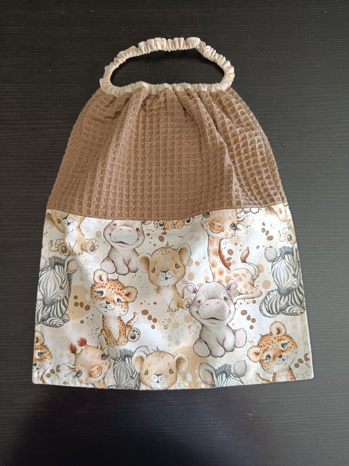 Serviette de table élastiquée, forme bavoir , mixte  , pour cantine école maternelle