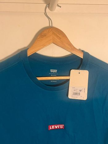 Levi’s XS – 100% Coton – T-shirt Bleu Authentique – Logo Rouge Iconique – Casual & Collector – “San Francisco Spirit”