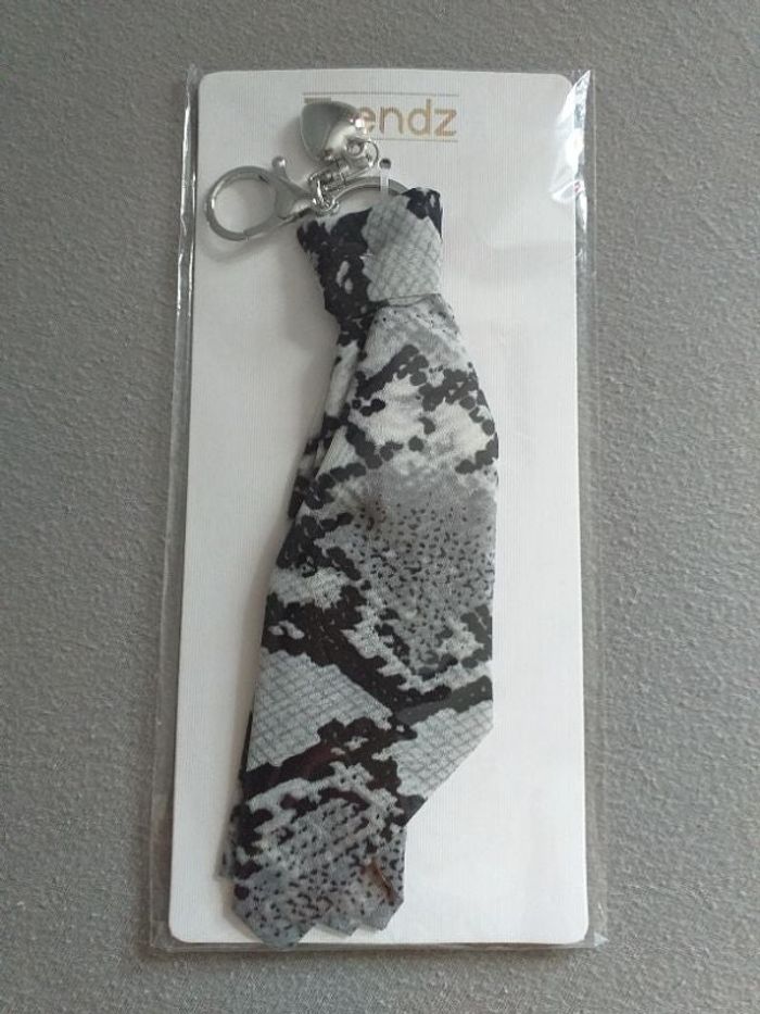 Bijou de sac esprit foulard gris/noir. Neuf