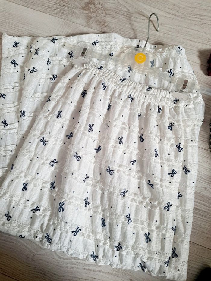 Jupe longue esprit coquette, en dentelle blanche et motifs rubans 🎀 et nœuds