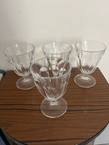 4 verres à pieds