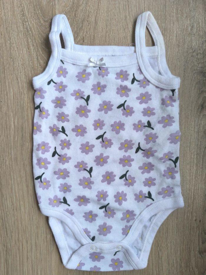 🌸 Body à bretelles Kiabi – 3 mois – Blanc & fleurs violettes 💜