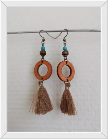 Paire de boucle d'oreilles bois pompons et turquoise