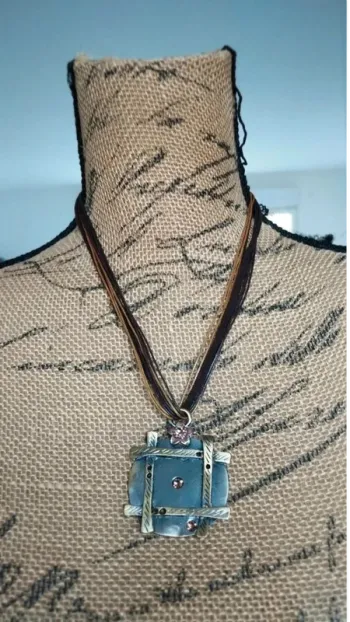 Collier cordons  marron pendentif  or vieillis