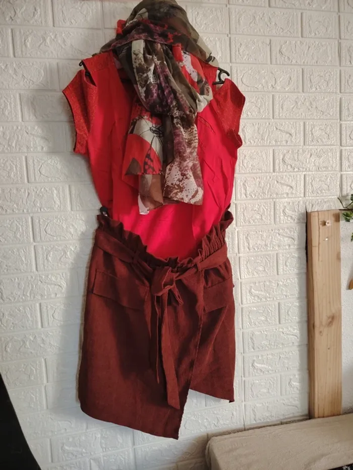 Ensemble 3 pièces femme, jupe, tee-shirt et foulard - photo numéro 3