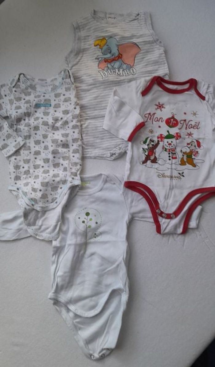 Lot 4 bodys 6 mois