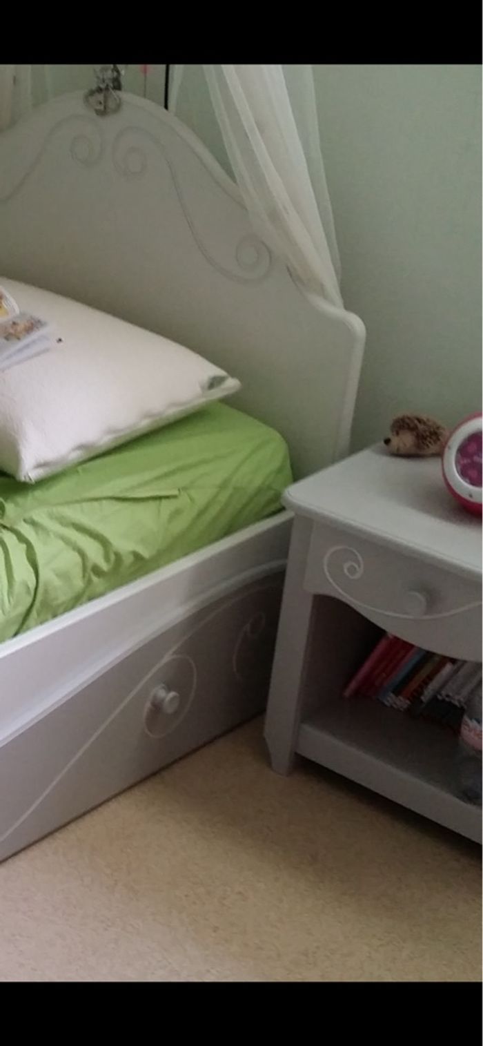 Lit et table de chevet fille - photo numéro 2