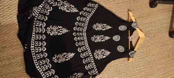 Robe noire à ramages blancs