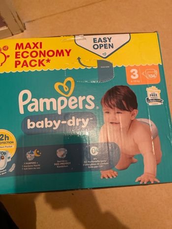 Vends 1 carton de couches Pampers taille 3
