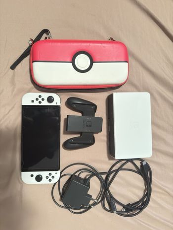Console portable Nintendo Switch OLED modèle HEG-001 - 64 Go - Blanc