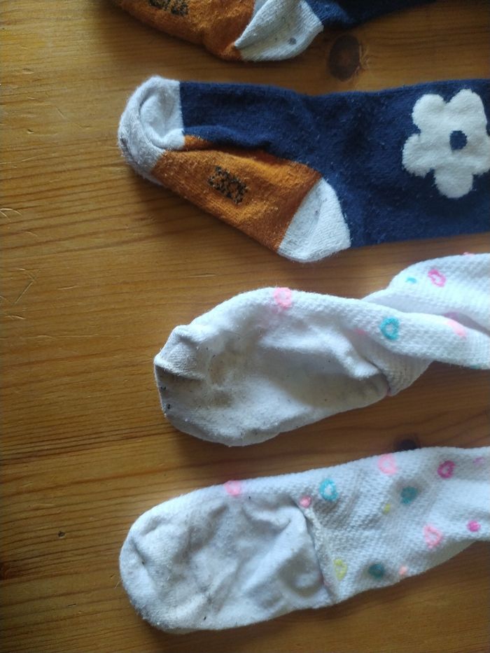 Lot chaussettes, collants, pantoufles, gants 23-26 - photo numéro 6