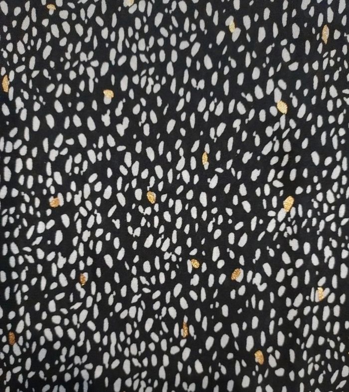 Robe noire blanche et dorée 38
