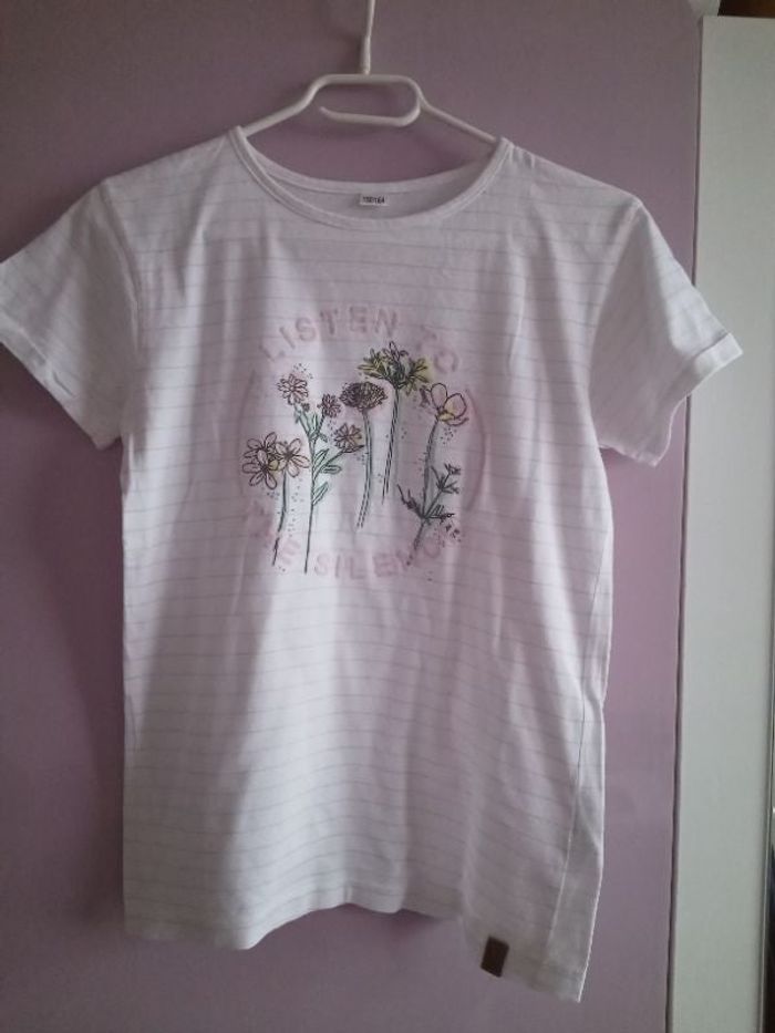 Joli t-shirt fleuri rayé