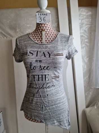 Tee-shirt, gris chiné, à inscription noir, en très très bon état, longueur 56cm à droite &70cm à gau