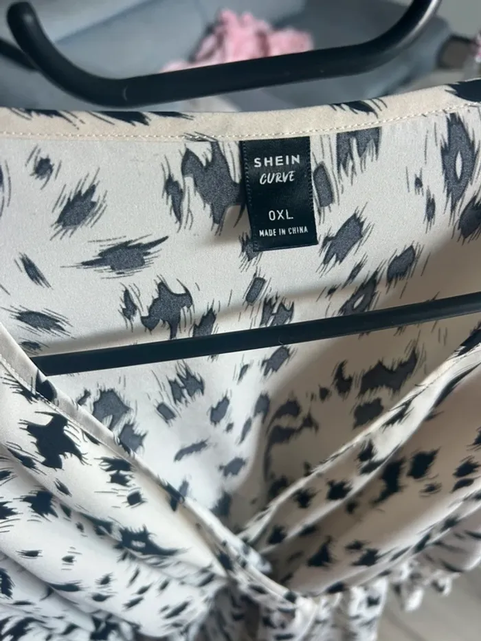 Blouse noir et blanche taille 0XL - photo numéro 3