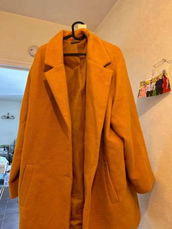 Manteau jaune.