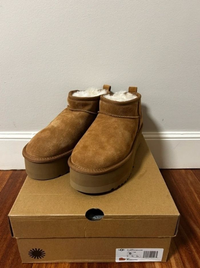 Bottes de neige courtes à talons hauts UGG, pointure 39