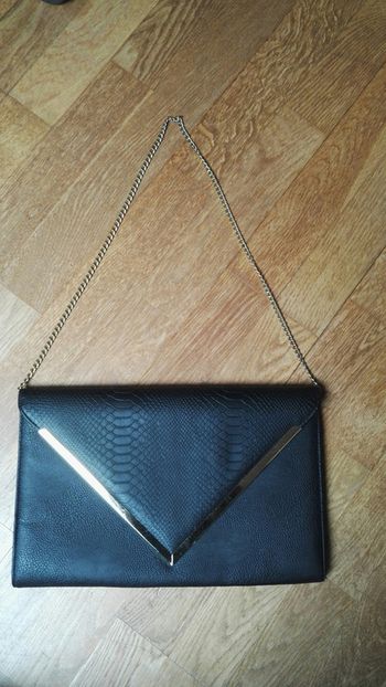 Pochette noire et dorée