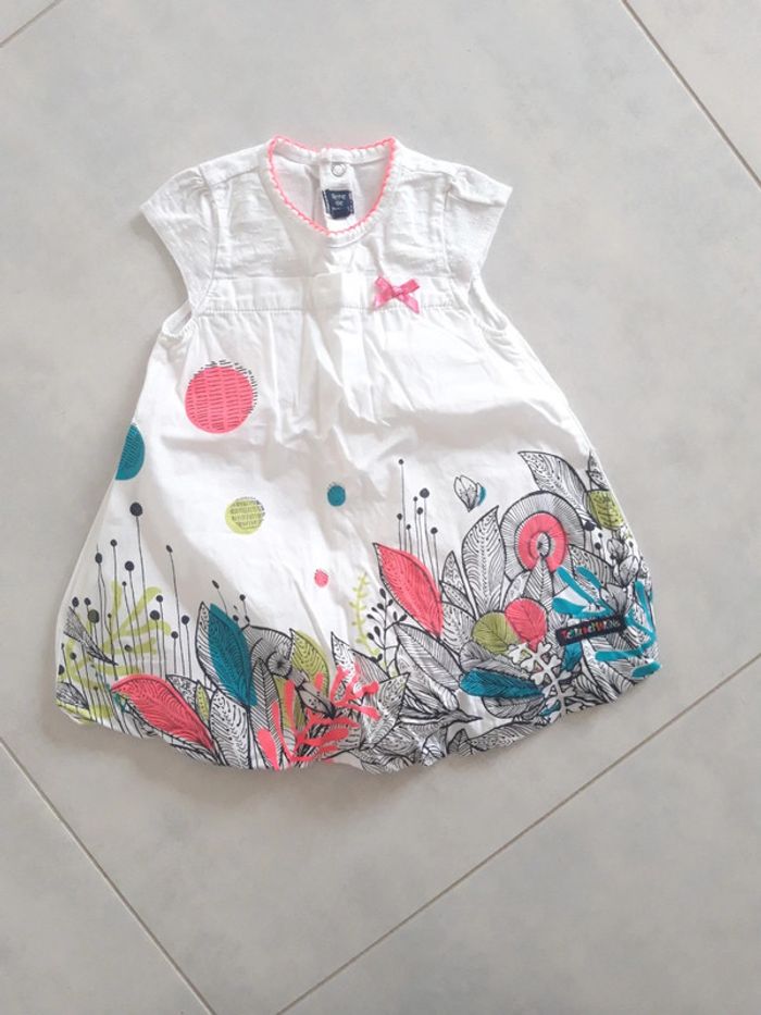 Robe moderne avec fleur