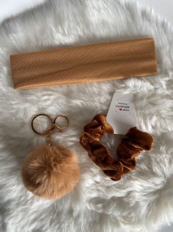 Accessoires pour cheveux + porte-clés marron
