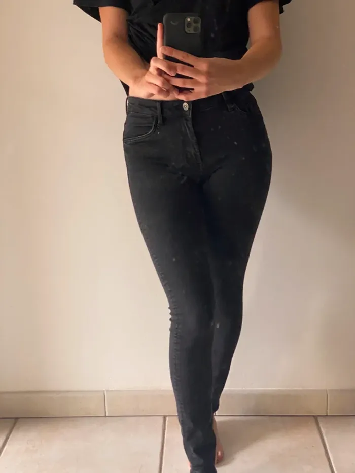 Pantalon noire - photo numéro 4
