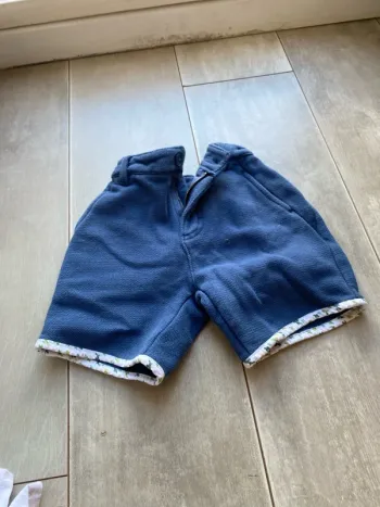 Short, tape-à-l’œil taille quatre ans