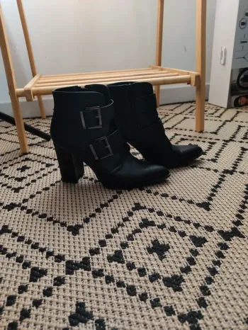 Bottines pointues à talons. 36