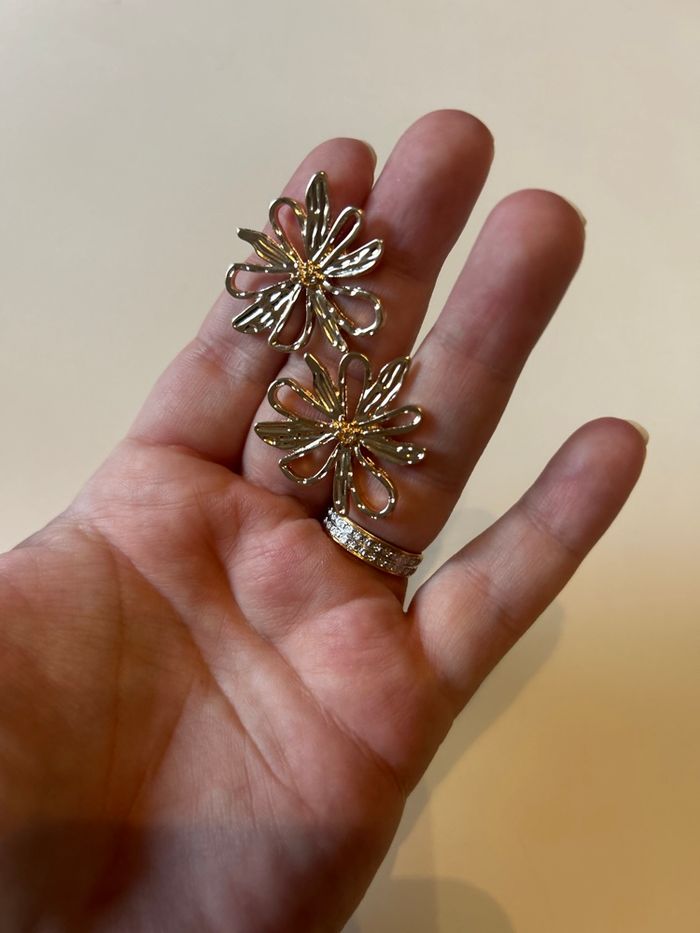 Boucles d’oreilles NEUVES pour femme forme de fleurs 🌼 couleur doré