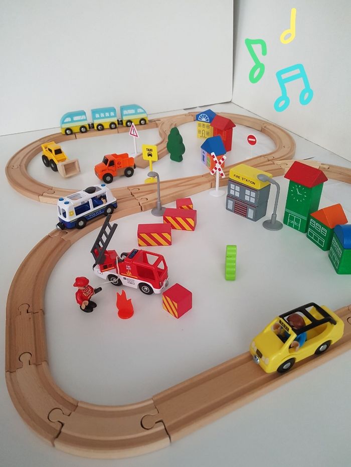 Véhicules city et circuit de train en bois