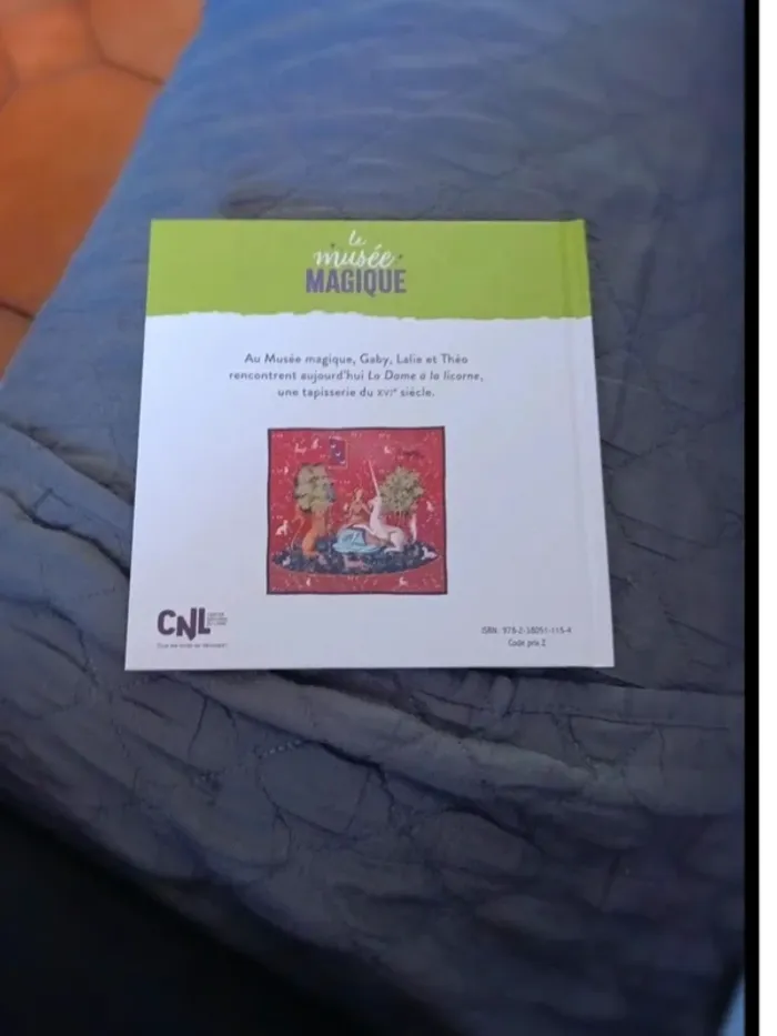 Livre McDo la dame à la licorne très bon état - photo numéro 2